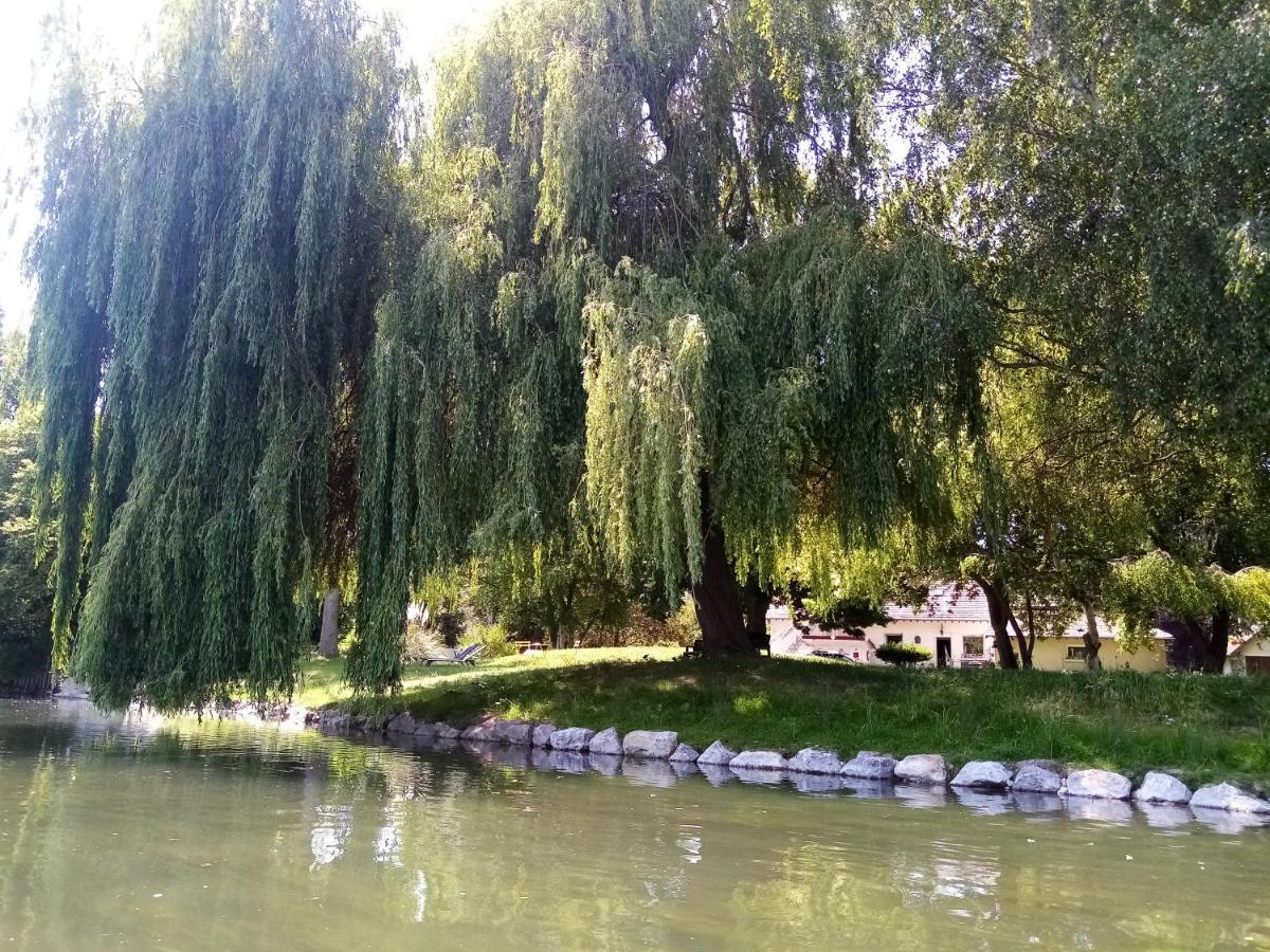 Havre De Paix Au Bords De L'Eure - Divers Hebergements Garennes-sur-Eure Экстерьер фото